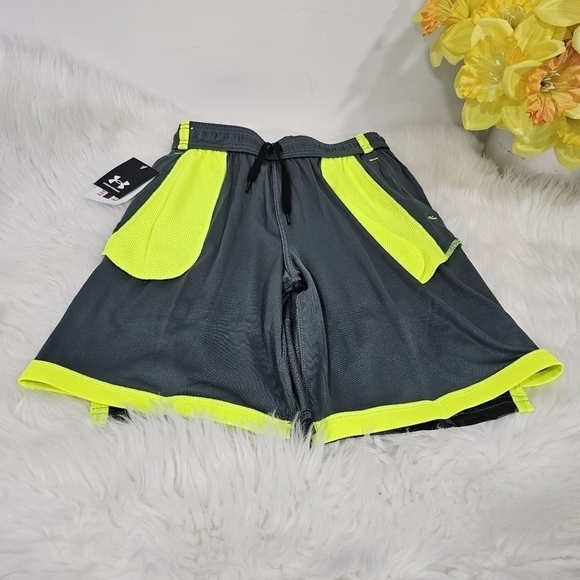 Under Armour Boy's shorts,  size medium gray/green new. - Picture 8 of 12